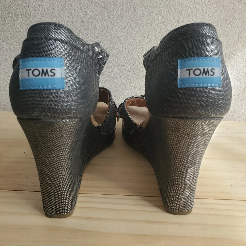 Toms step out